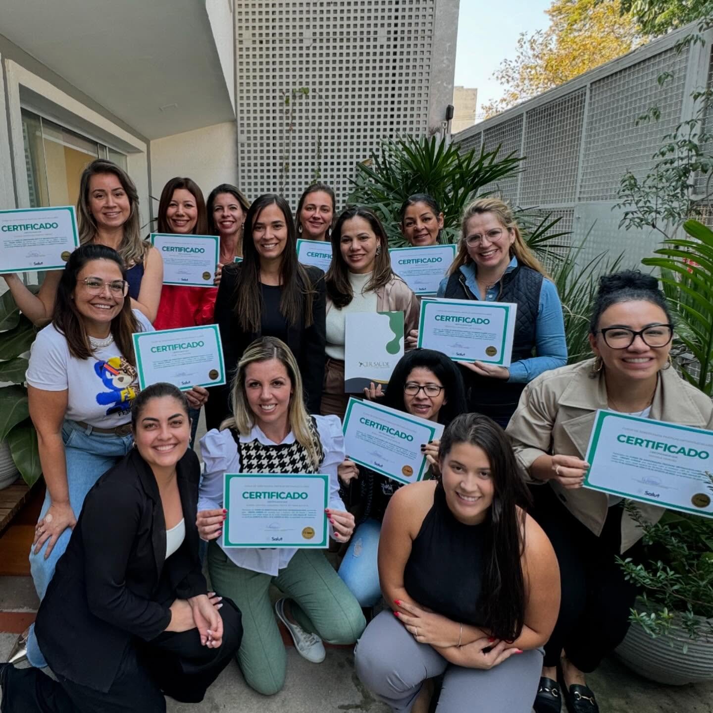 Alunas formadas pela Salut segurando os certificados
